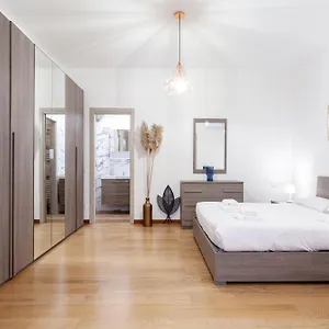 The Boutique - In The Heart Of Navigli , Milano Italia